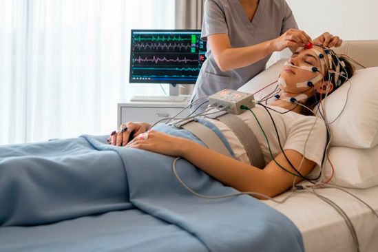 Женщине делают полисомнографию Женщине делают обследование
