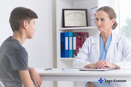 Лечение игромании у подростков Подросток сидит на консультации у врача